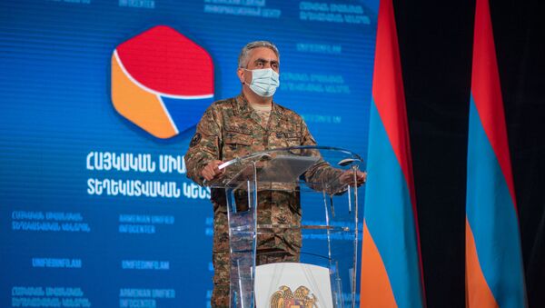 Представитель министерства обороны Армении Арцрун Ованнисян во время брифинга в Едином информационном центре (2 ноября 2020). Еревaн - Sputnik Արմենիա