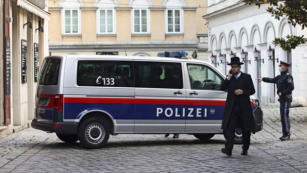 Раввин Шломо Хофмейстер проходит мимо полицейского автомобиля возле синагоги после перестрелки в Вене (3 ноября 2020). Австрия - Sputnik Армения