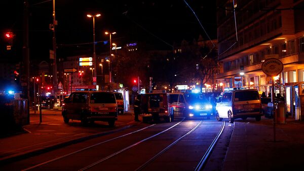 Полиция заблокировала улицу недалеко от площади Шведенплац после стрельбы в Вене (2 ноября 2020). Австрия - Sputnik Армения