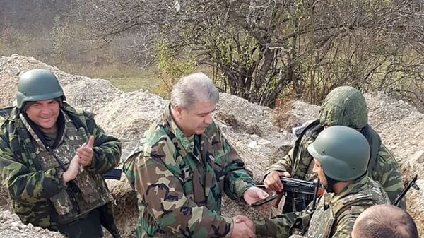 Директор СНБ Карабаха Камо Агаджанян вручил Норайру Мирзояну погоны генерал-майора прямо на боевой позиции - Sputnik Արմենիա