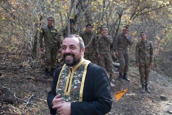 Иерей Себеос Галачян проводит обряд крещения военнослужащих недалеко от передовой линии (2 ноября 2020). Карабах - Sputnik Армения