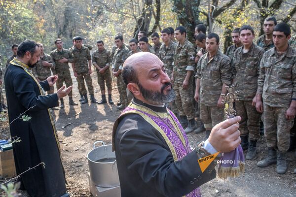 Иерей Себеос Галачян  (слева) и иерей Аристакес Оганнисян проводят обряд крещения военнослужащих недалеко от передовой линии (2 ноября 2020). Карабах - Sputnik Армения