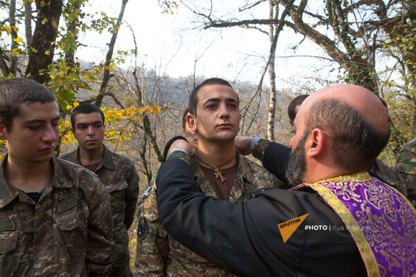 Иерей Аристакес Оганнисян проводит обряд крещения военнослужащих недалеко от передовой линии (2 ноября 2020). Карабах Иерей Аристакес Оганнисян проводит обряд крещения военнослужащих недалеко от передовой линии (2 ноября 2020). Карабах - Sputnik Армения