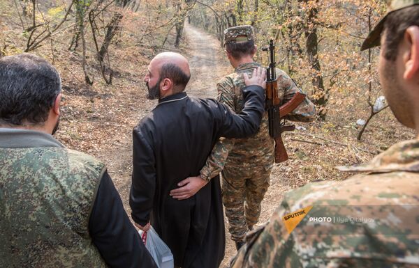 Иерей Аристакес Оганнисян проводит обряд крещения военнослужащих недалеко от передовой линии (2 ноября 2020). Карабах - Sputnik Армения