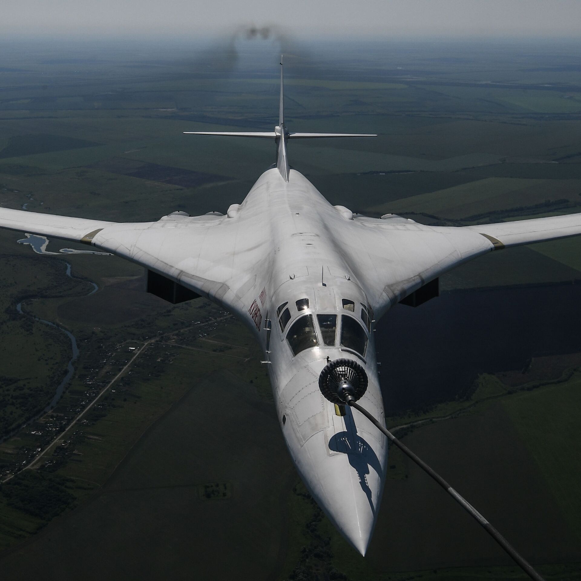 Ту 160м сколько. Ту-160м белый лебедь. Ту-160 белый лебедь. Ту-160 сверхзвуковой самолёт. Белый лебедь самолет ту 160.