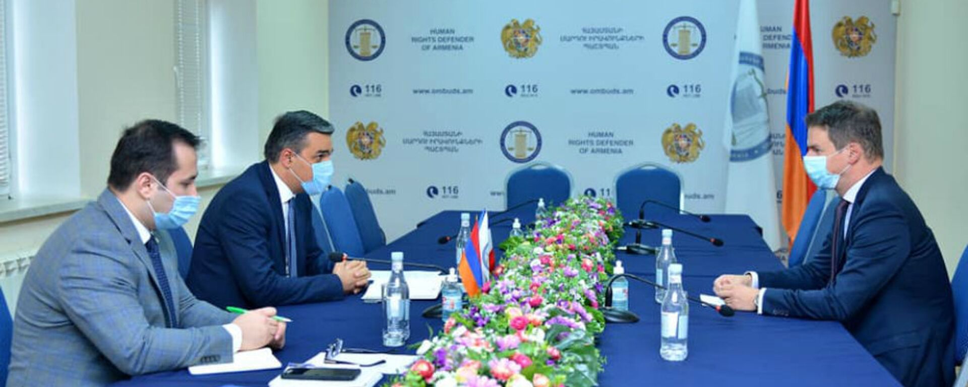 Встреча омбудсмена Армении Армана Татояна с чрезвычайным и Полномочным Послом Франции в Армении Джонатаном Лакоттом (4 ноября 2020). Еревaн - Sputnik Армения, 1920, 04.11.2020
