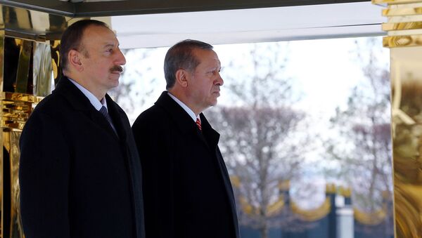 Президент Азербайджана Ильхам Алиев (слева) рядом с президентом Турции Реджепом Тайипом Эрдоганом во время официальной церемонии встречи в Президентском комплексе (15 марта 2016). Анкара - Sputnik Армения