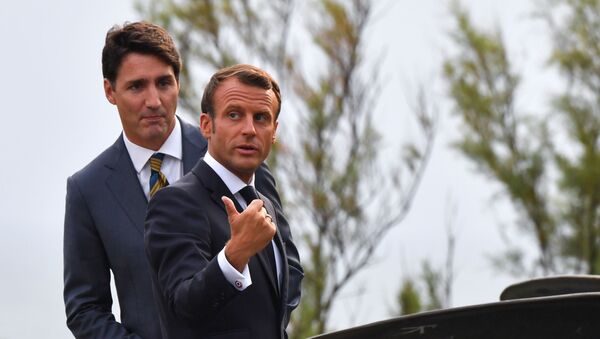 Президент Франции Эммануэль Макрон приветствует премьер-министра Канады Джастина Трюдо на Маяке Биаррица, в преддверии рабочего ужина в первый день ежегодного саммита G7 (24 августа 2019). Франция - Sputnik Արմենիա