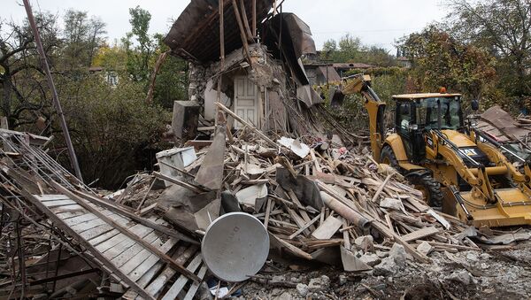 Спецтехника на разборке домов, разрушенных в результате обстрела Степанакерта (6 ноября 2020). Карабах - Sputnik Армения
