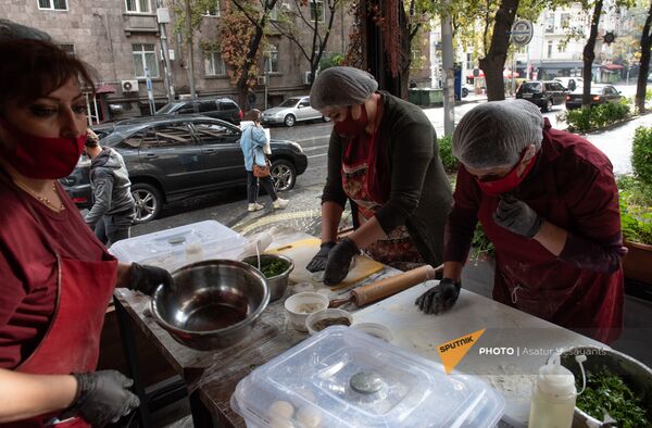 Արցախցի կանայք Երևանում ժենգյալով հաց են թխում և վաճառում - Sputnik Արմենիա