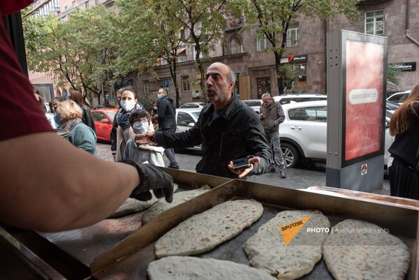 Արցախցի կանանց ժենգյալով հացը շատ պահանջված է Երևանում - Sputnik Արմենիա