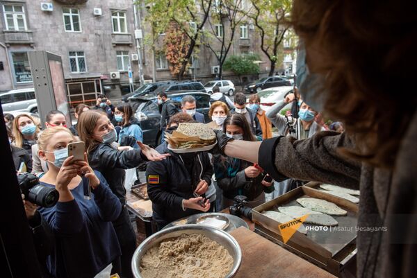 Արցախցի կանանց ժենգյալով հացը շատ պահանջված է Երևանում - Sputnik Արմենիա