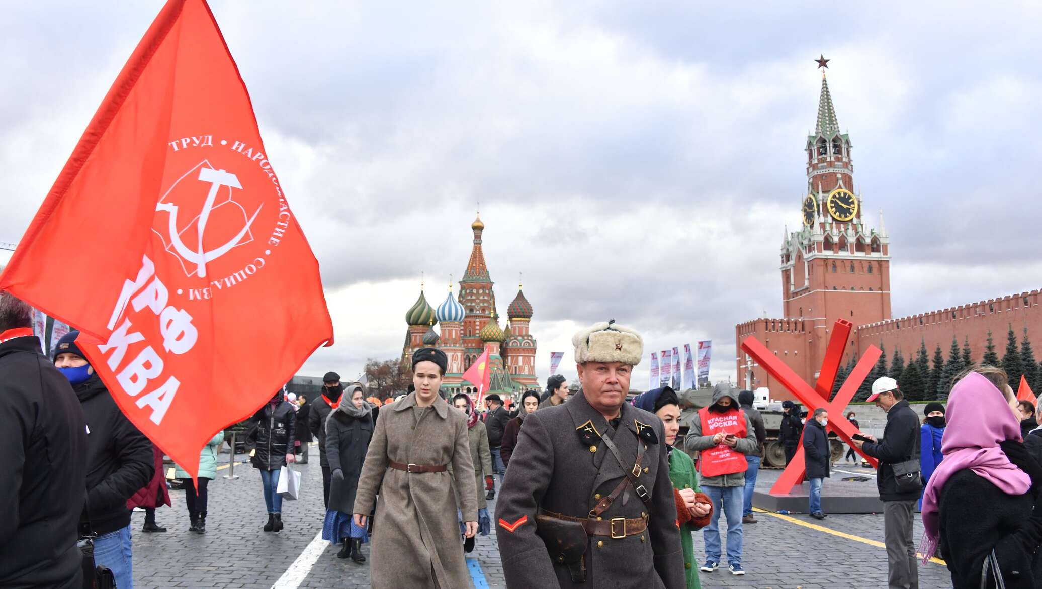 14 июля революция. Российское историческое общество парад 7 ноября. 7 Ноября возложили цветы 80 лет парада на красной площади. Мероприятие на красной площади сегодня к годовщине начала войны. Эмблема русского исторического общества на параде 7 ноября.