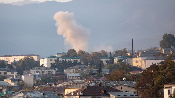 Дым от попадания снаряда в пригороде Степанакерта (29 октября 2020). Карабах - Sputnik Армения