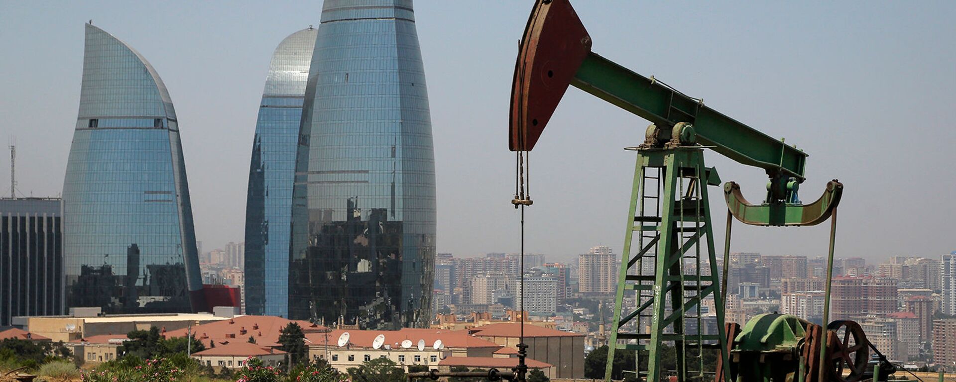 Нефтяной насос на фоне небоскребов Пламенные башни в Баку - Sputnik Армения, 1920, 06.10.2021