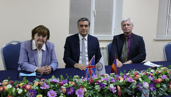 Омбудсмен Армении Арман Татоян принял делегацию во главе с баронессой Кэролайн Кокс (9 ноября 2020). Еревaн - Sputnik Արմենիա