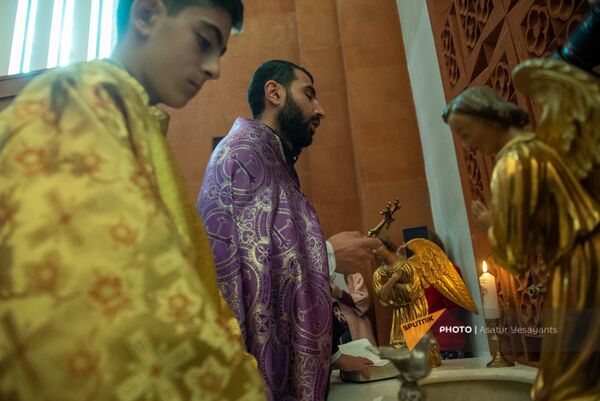 Крещение карабахских детей в церкви святых Архангелов (9 ноября 2020). Севан - Sputnik Армения