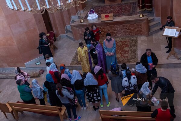 Крещение карабахских детей в церкви святых Архангелов (9 ноября 2020). Севан - Sputnik Армения