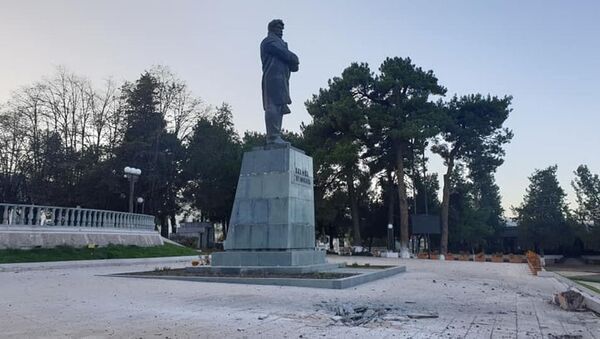 Памятник Степану Шаумяну после обстрелов (9 ноября 2020). Степанакерт - Sputnik Армения