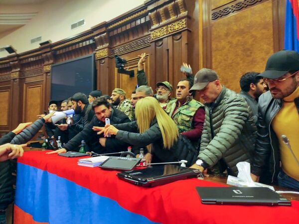 Недовольные решением премьер-министра граждане ворвались в Парламент (10 ноября 2020). Еревaн Недовольные решением премьер-министра граждане ворвались в Парламент (10 ноября 2020). Еревaн - Sputnik Армения