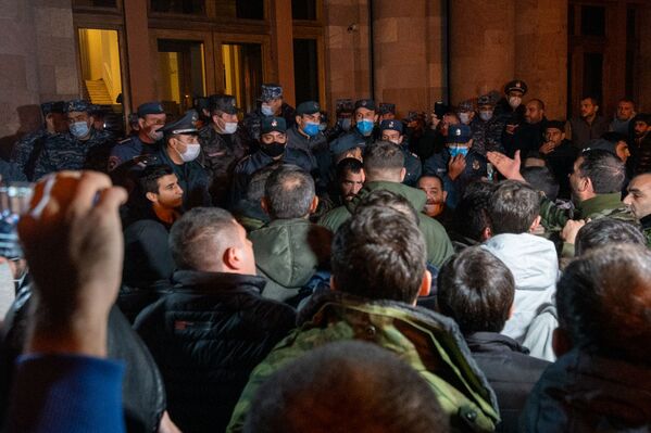 Недовольные решением премьер-министра граждане ворвались в Дом правительства (10 ноября 2020). Еревaн Недовольные решением премьер-министра граждане ворвались в Дом правительства (10 ноября 2020). Еревaн - Sputnik Армения