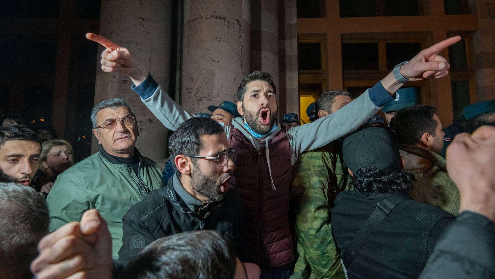 Армения заключила. Ситуация в Армении. Протесты в Армении. Беспорядки в парламенте Армении.