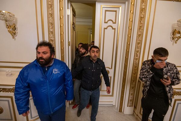 Недовольные решением премьер-министра граждане ворвались в Дом правительства (10 ноября 2020). Еревaн Недовольные решением премьер-министра граждане ворвались в Дом правительства (10 ноября 2020). Еревaн - Sputnik Армения