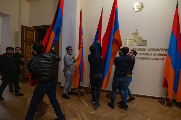 Недовольные решением премьер-министра граждане ворвались в Дом правительства (10 ноября 2020). Еревaн Недовольные решением премьер-министра граждане ворвались в Дом правительства (10 ноября 2020). Еревaн - Sputnik Армения