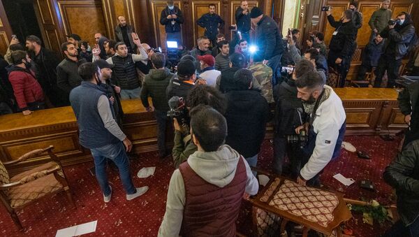 Недовольные решением премьер-министра граждане ворвались в Дом правительства (10 ноября 2020). Еревaн - Sputnik Армения