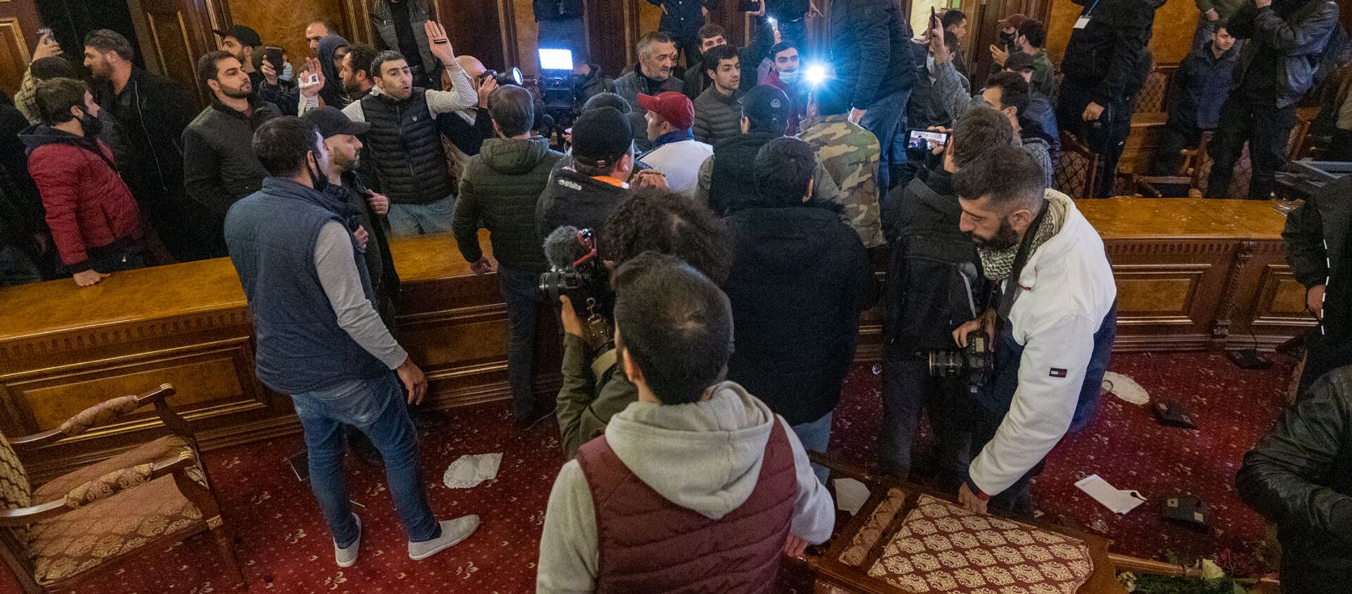 Недовольные решением премьер-министра граждане ворвались в Дом правительства (10 ноября 2020). Еревaн - Sputnik Армения, 1920, 10.11.2020