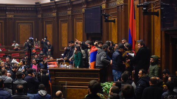 Недовольные решением премьер-министра граждане ворвались в Парламент (10 ноября 2020). Еревaн - Sputnik Армения