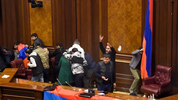 Недовольные решением премьер-министра граждане ворвались в Парламент (10 ноября 2020). Еревaн - Sputnik Армения