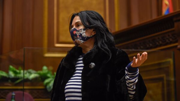 Депутат оппозиционной фракции Процветающей Армении Наира Зограбян в зале заседаний Парламента (10 ноября 2020). Еревaн - Sputnik Армения