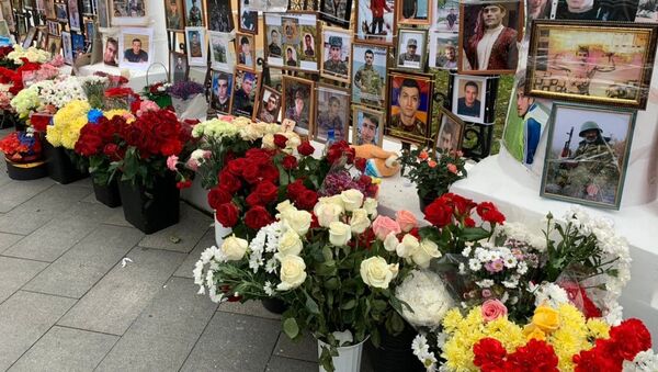 Фотографии погибших в Карабахе у армянского посольства (10 ноября 2020). Москва - Sputnik Армения