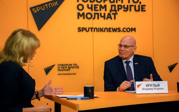 Член Совета Федерации РФ, член Комитета Совета Федерации по социальной политике, заслуженный врач России Владимир Круглый во время онлайн-видеомоста Москвa-Минcк-Еревaн-Кишинeв (10 ноября 2020). Еревaн Член Совета Федерации РФ, член Комитета Совета Федерации по социальной политике, заслуженный врач России Владимир Круглый во время онлайн-видеомоста Москвa-Минcк-Еревaн-Кишинeв (10 ноября 2020). Еревaн - Sputnik Армения
