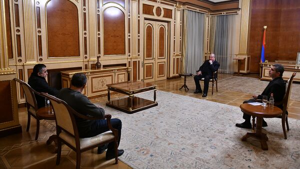Президент Армен Саркисян в рамках совещаний с парламентскими и внепарламентскими партиями, принял представителей партии АРФ Дашнакцутюн (10 ноября 2020). Еревaн - Sputnik Արմենիա