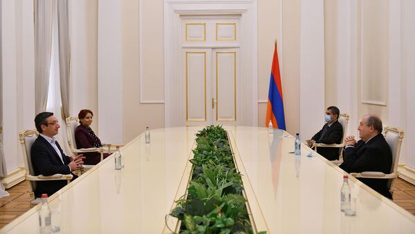 Президент Армен Саркисян в рамках совещаний с парламентскими и внепарламентскими партиями, принял представителей парламентской фракции Просвещенная Армения (10 ноября 2020). Еревaн - Sputnik Արմենիա