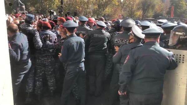 Полицейское задержание митингующих на на площади Свобода (11 ноября 2020) - Sputnik Армения