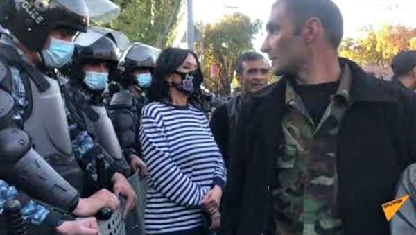 Несогласные с решением премьер-министра граждане на улице Баграмяна  - Sputnik Армения