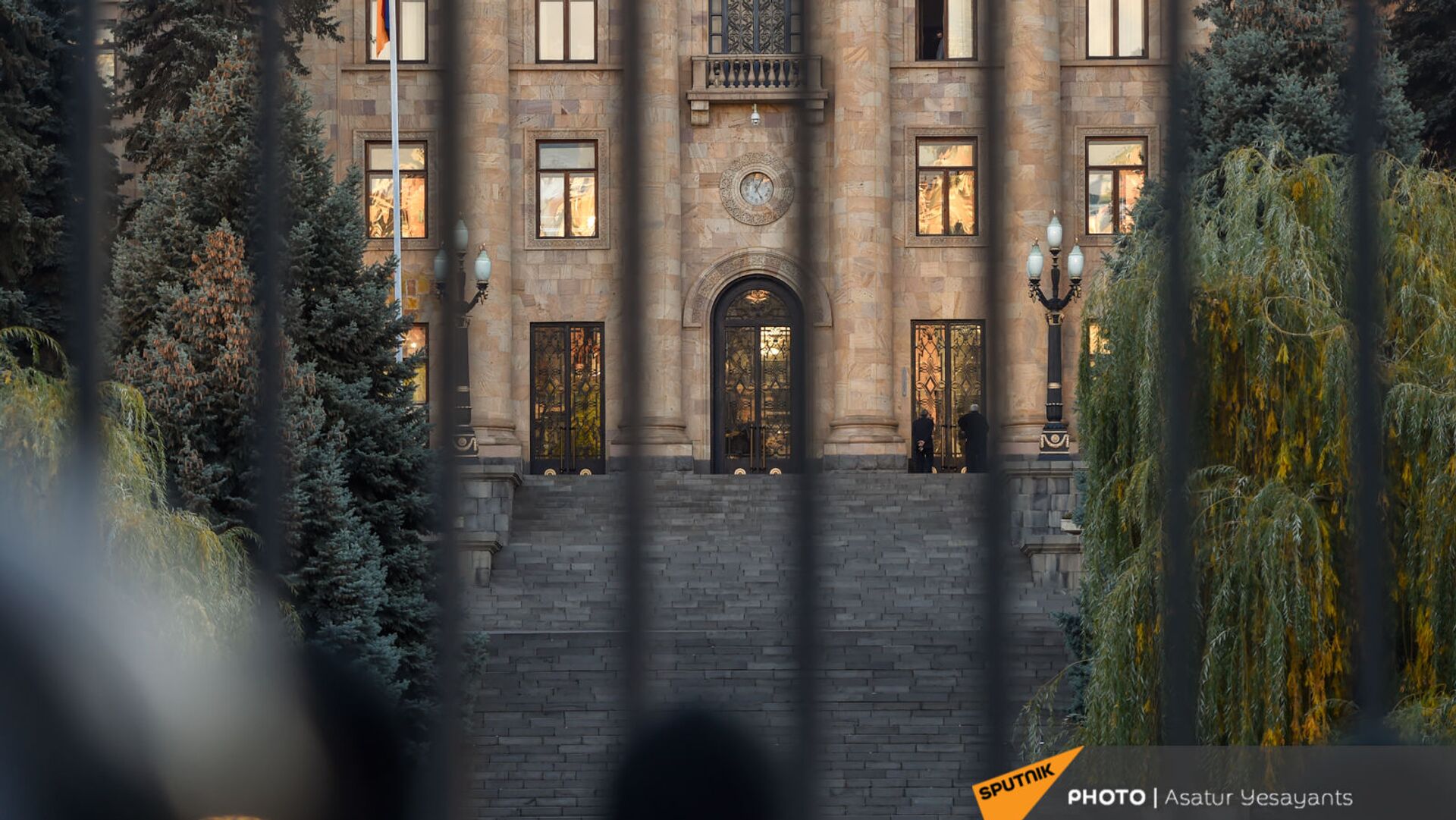 Полиция заблокировала вход к зданию Парламента Армении (11 ноября 2020). Еревaн - Sputnik Армения, 1920, 21.02.2022