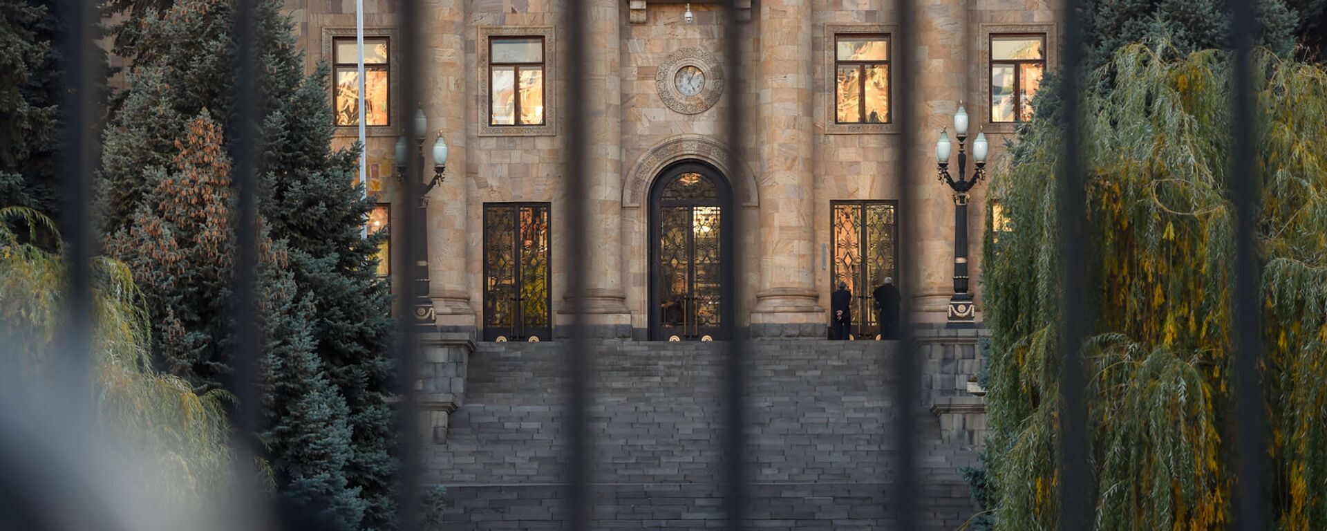 Полиция заблокировала вход к зданию Парламента Армении (11 ноября 2020). Еревaн - Sputnik Արմենիա, 1920, 21.04.2021