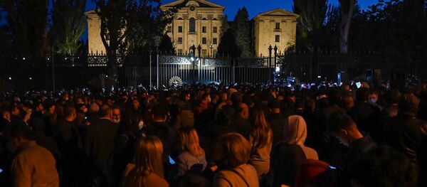 Несогласные с решением премьер-министра граждане перед зданием Парламента (11 ноября 2020). Еревaн - Sputnik Армения
