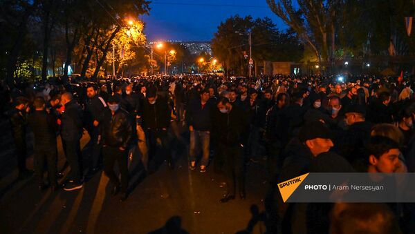 Несогласные с решением премьер-министра граждане перед зданием Парламента (11 ноября 2020). Еревaн - Sputnik Армения