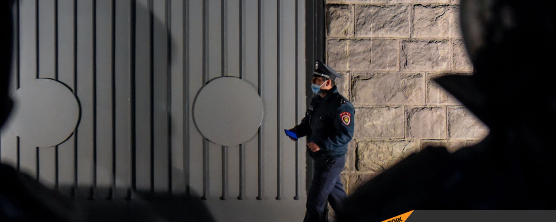 Сотрудник полиции у здания СНБ Армении (12 ноября 2020). Еревaн - Sputnik Արմենիա, 1920, 19.02.2021