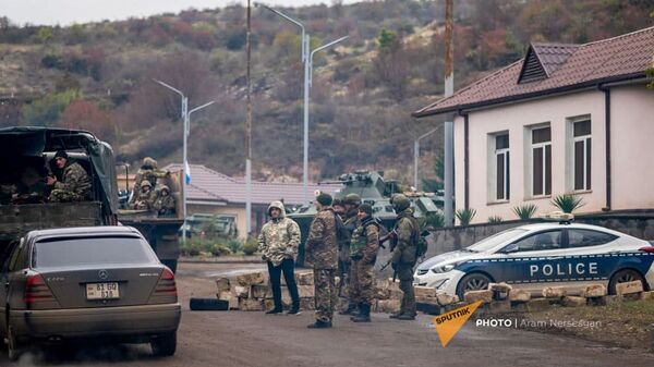 На дороге из Степанакерта в Шуши установлен КПП российских миротворцев (13 ноября 2020). Карабах - Sputnik Армения