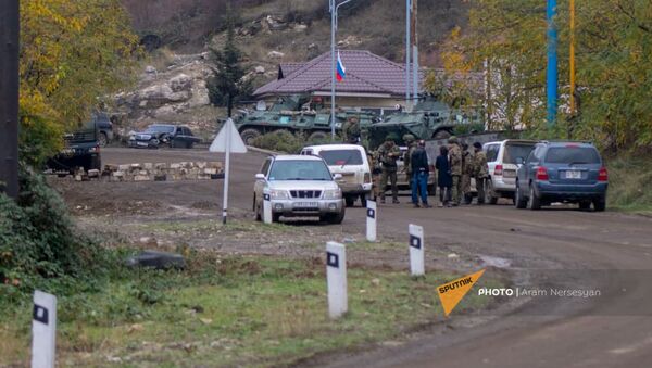 На дороге из Степанакерта в Шуши установлен КПП российских миротворцев (13 ноября 2020). Карабах - Sputnik Армения