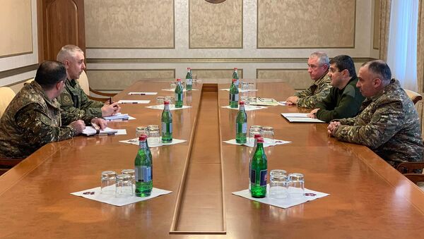 Президент Карабаха Араик Арутюнян встретился с командующим российских миротворческих сил Рустамом Мурадовым (13 ноября 2020). Карабах - Sputnik Армения