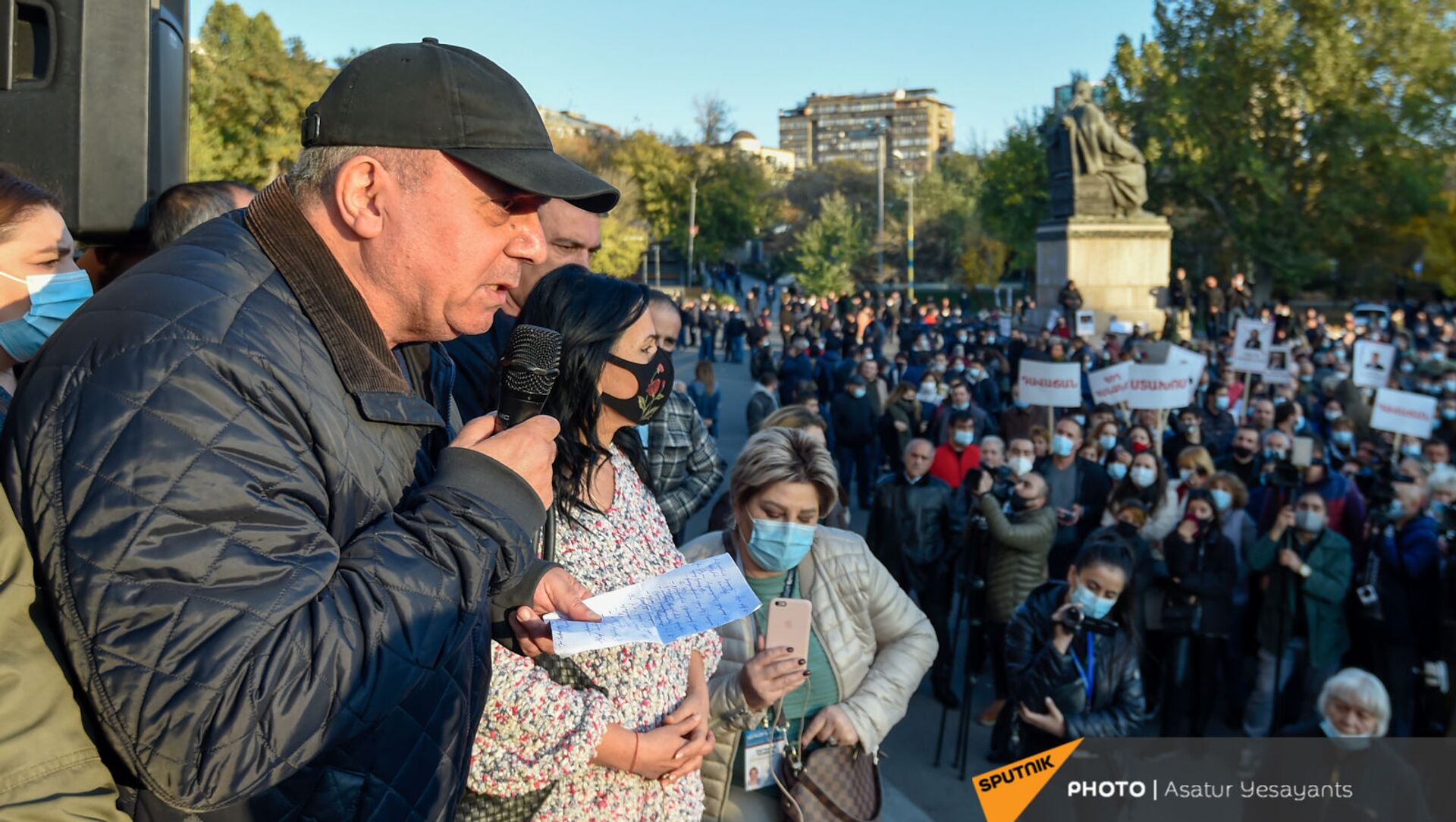 Экс-премьер Грант Багратян на площади Свободы (13 ноября 2020). Еревaн - Sputnik Армения, 1920, 12.02.2021