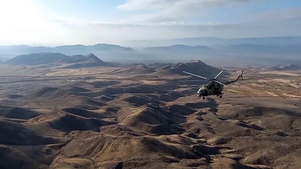 Российские вертолеты сопровождают колонны миротворцев в Карабахе - Sputnik Армения