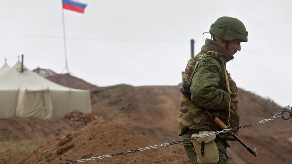Военнослужащий на КПП у входа на базу российских миротворцев в Нагорном Карабахе - Sputnik Армения